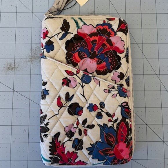 Vera Bradley Women's Outlet Cotton Family Travel Wallet NWT Vineyard Floral - Picture 1 of 5